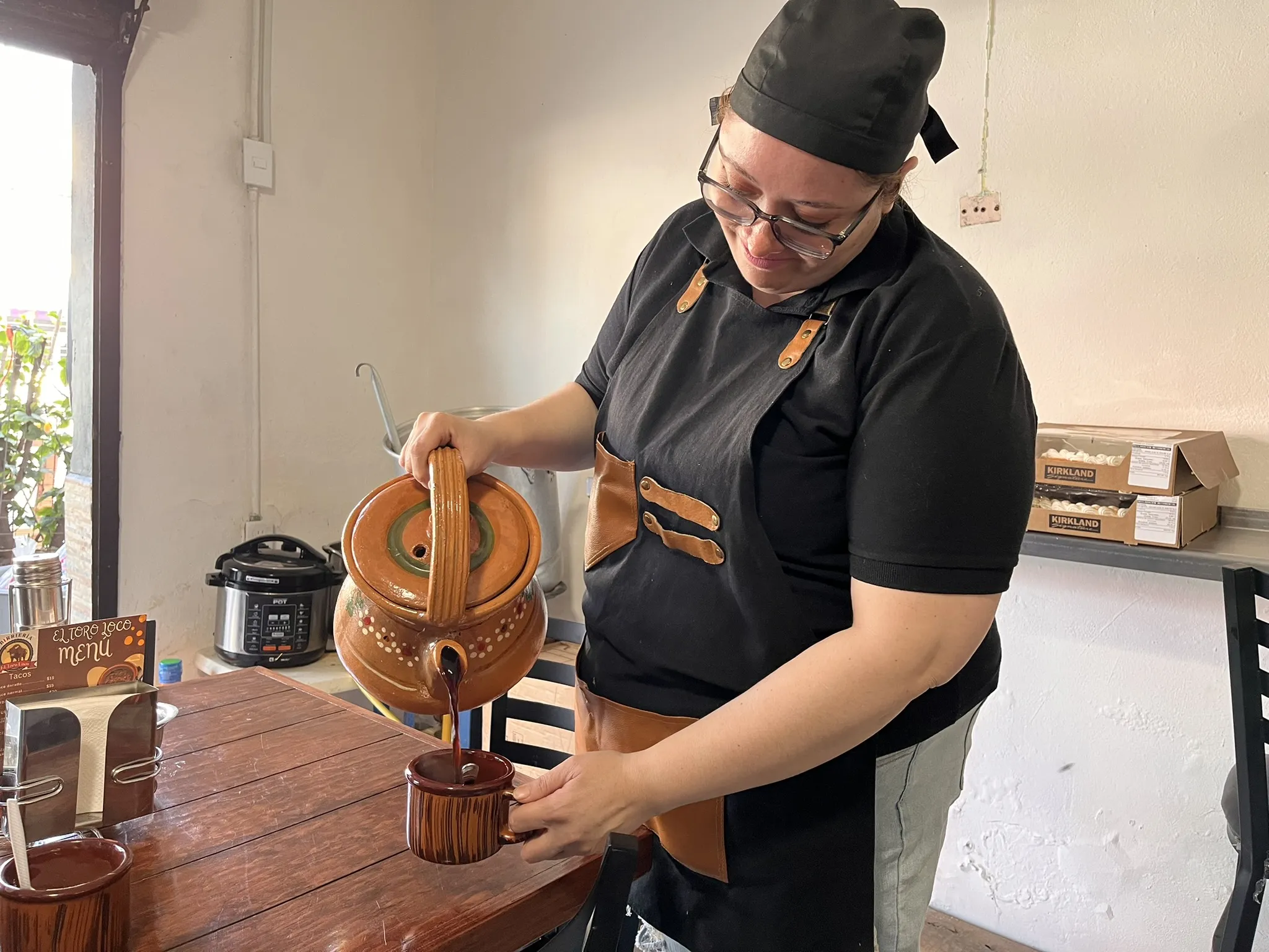 Rocio sirviendo café de la Olla